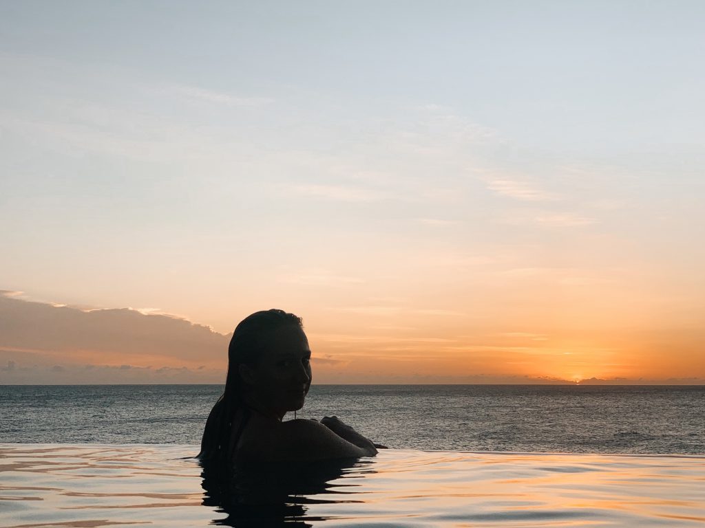 Koraal infinity pool Curaçao sunset